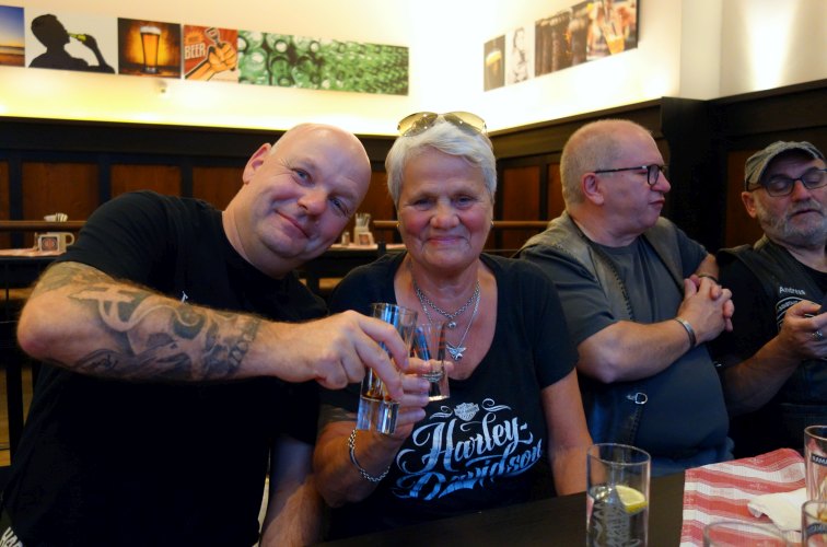 Kuebo und Mannes Beerdigung-09.jpg